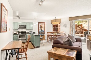 Fernseher, Kamin, DVD-Player, Bücher