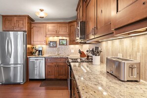 冰箱、微波炉、烤箱、炉灶