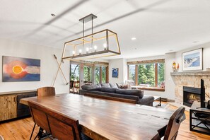 Smart TV, fireplace, DVD player - True Ski In/Out, Walk to Town, Hiking Trails! (Breckenridge)