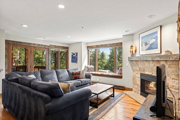 Smart TV, fireplace, DVD player