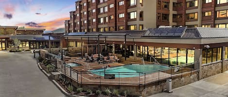 Een binnenzwembad, een verwarmd zwembad