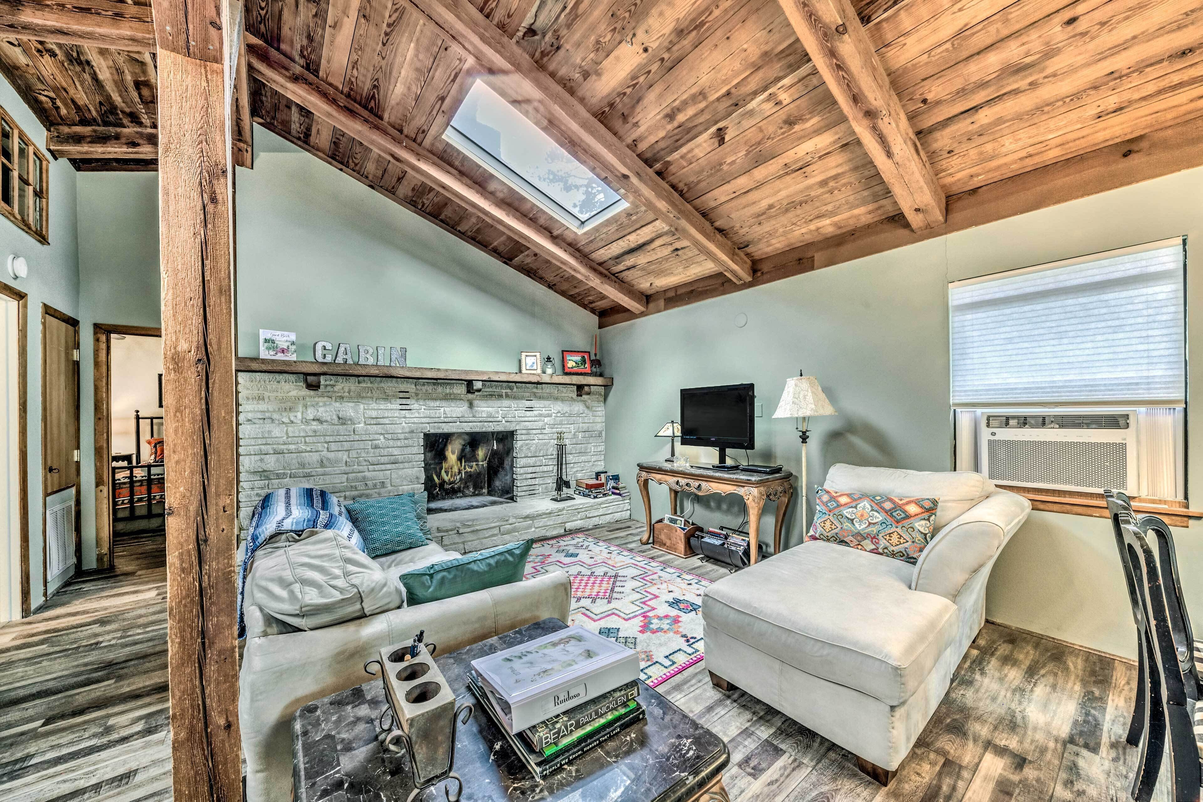 Upper Canyon 'A-Peak-A-Boo Cabin' w/ Deck!