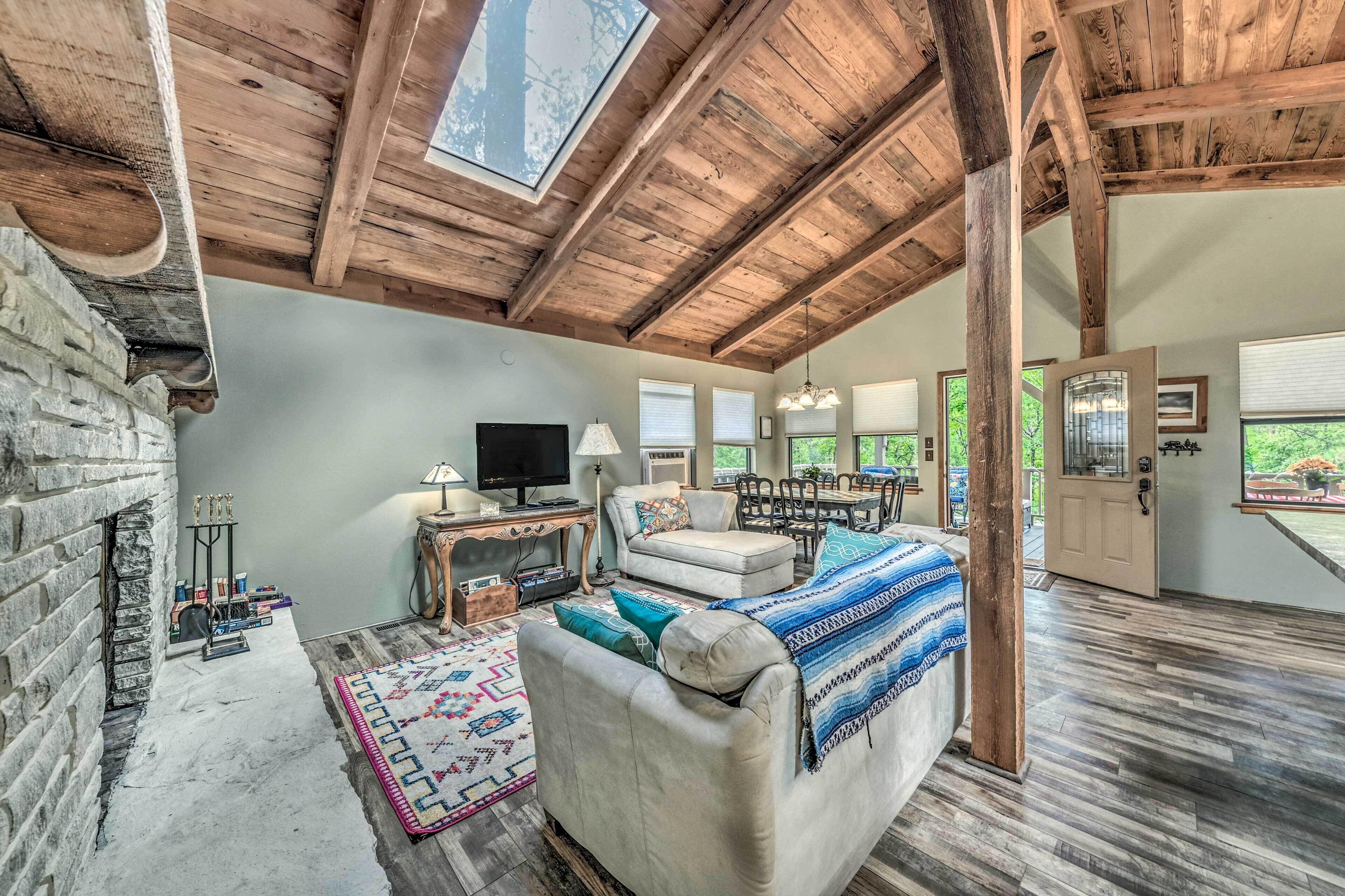 Upper Canyon 'A-Peak-A-Boo Cabin' w/ Deck!