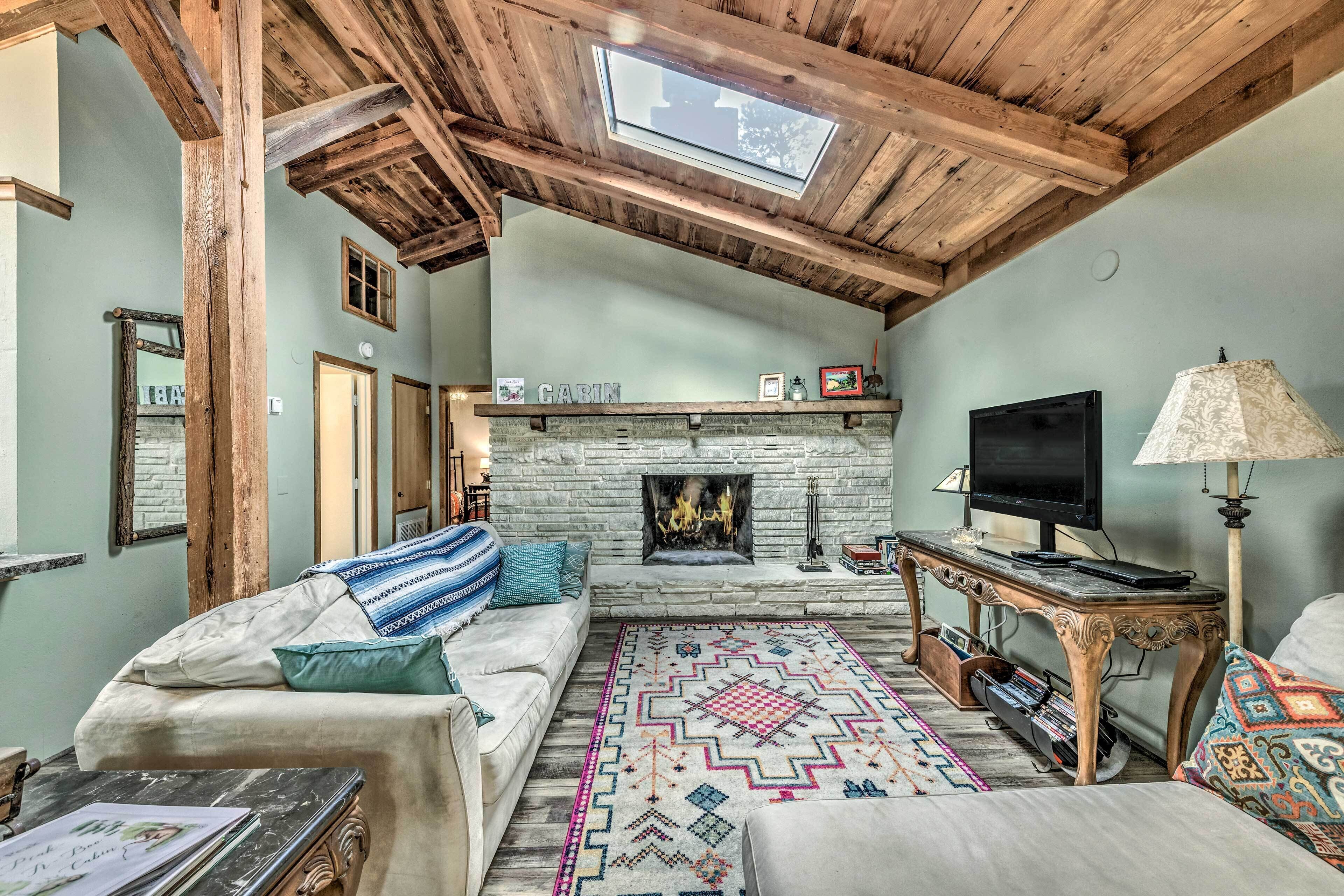 Upper Canyon 'A-Peak-A-Boo Cabin' w/ Deck!