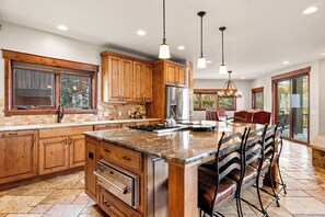 Fridge, microwave, oven, stovetop - Six Ensuite Bedrooms, Major Mtn Views, Hike/Ski (Breckenridge)