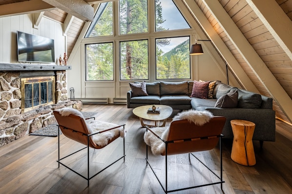 Smart TV, chimenea, reproductor de DVD y tenis de mesa