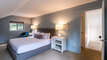 3 bedrooms, desk, iron/ironing board, travel cot