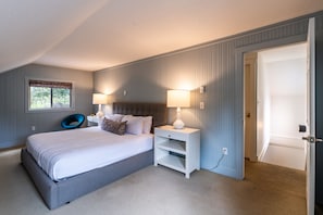 3 habitaciones, escritorio y tabla de planchar con plancha