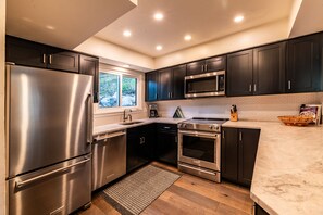 ثلاجة، ميكروويف، فرن، موقد طهي مسطح