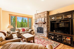 Smart TV, fireplace, DVD player - 10 min to Breck; Private Hot Tub; Bonus Room (Breckenridge)