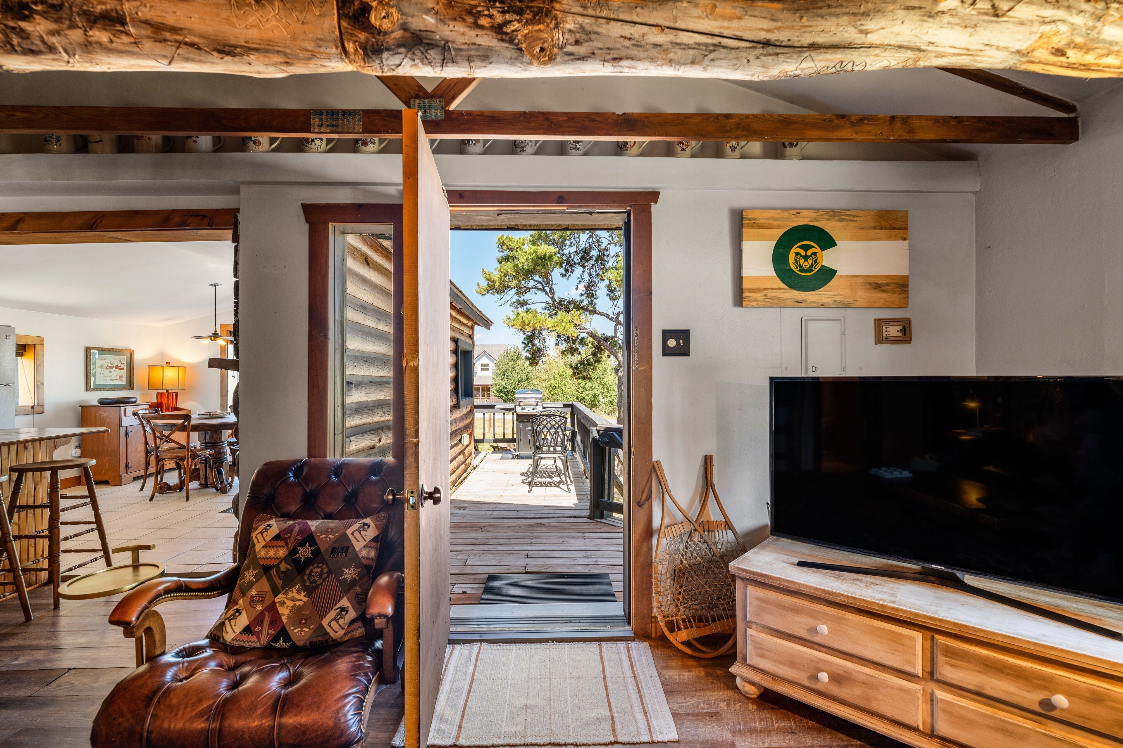 Smart-TV, peis, DVD-spiller og bøker