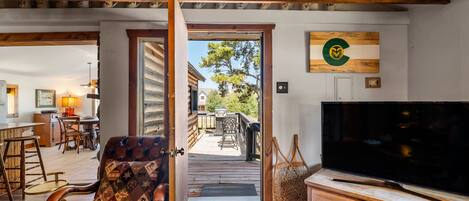 Smart-TV, peis, DVD-spiller og bøker