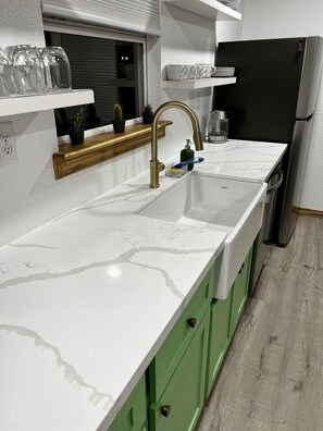 Frigorifero, microonde, forno, piano cottura