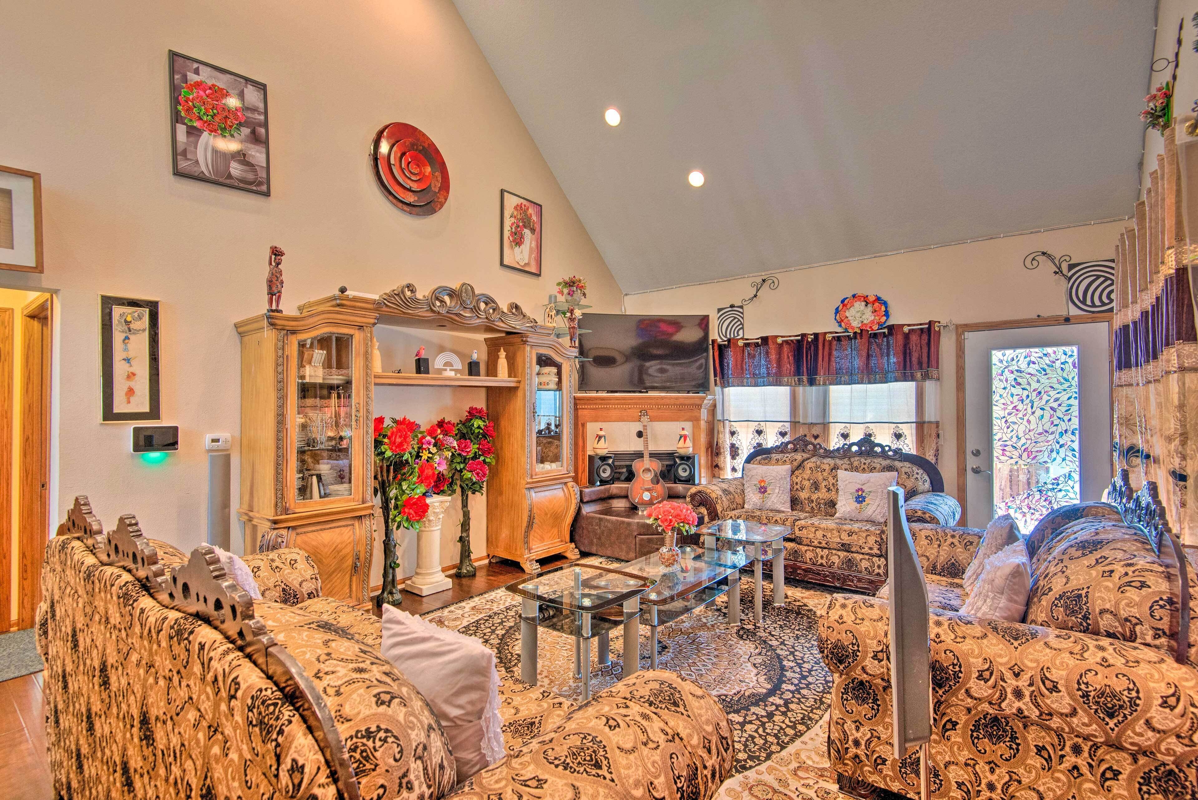 Pet-Friendly Des Moines Home w/ Fenced Yard!