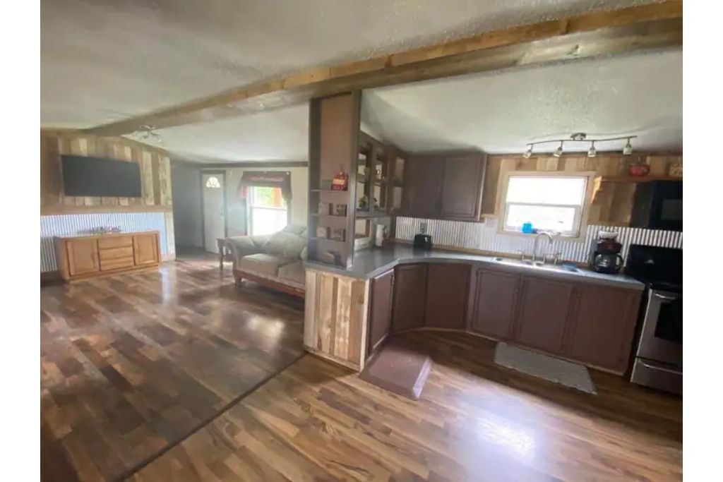 Peaceful cabin with creek view near Serpents Mound