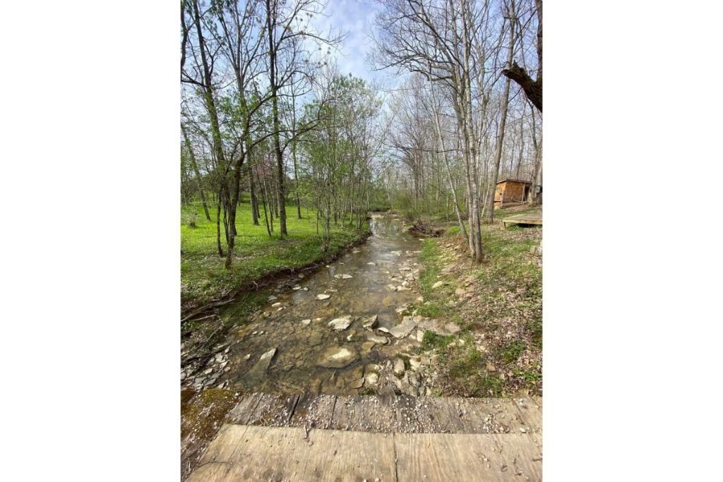Peaceful cabin with creek view near Serpents Mound