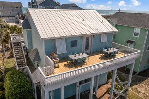 Outdoor dining - Surf City Sweet Spot • Steps to Beach, Pier & Fun! (Surf City)