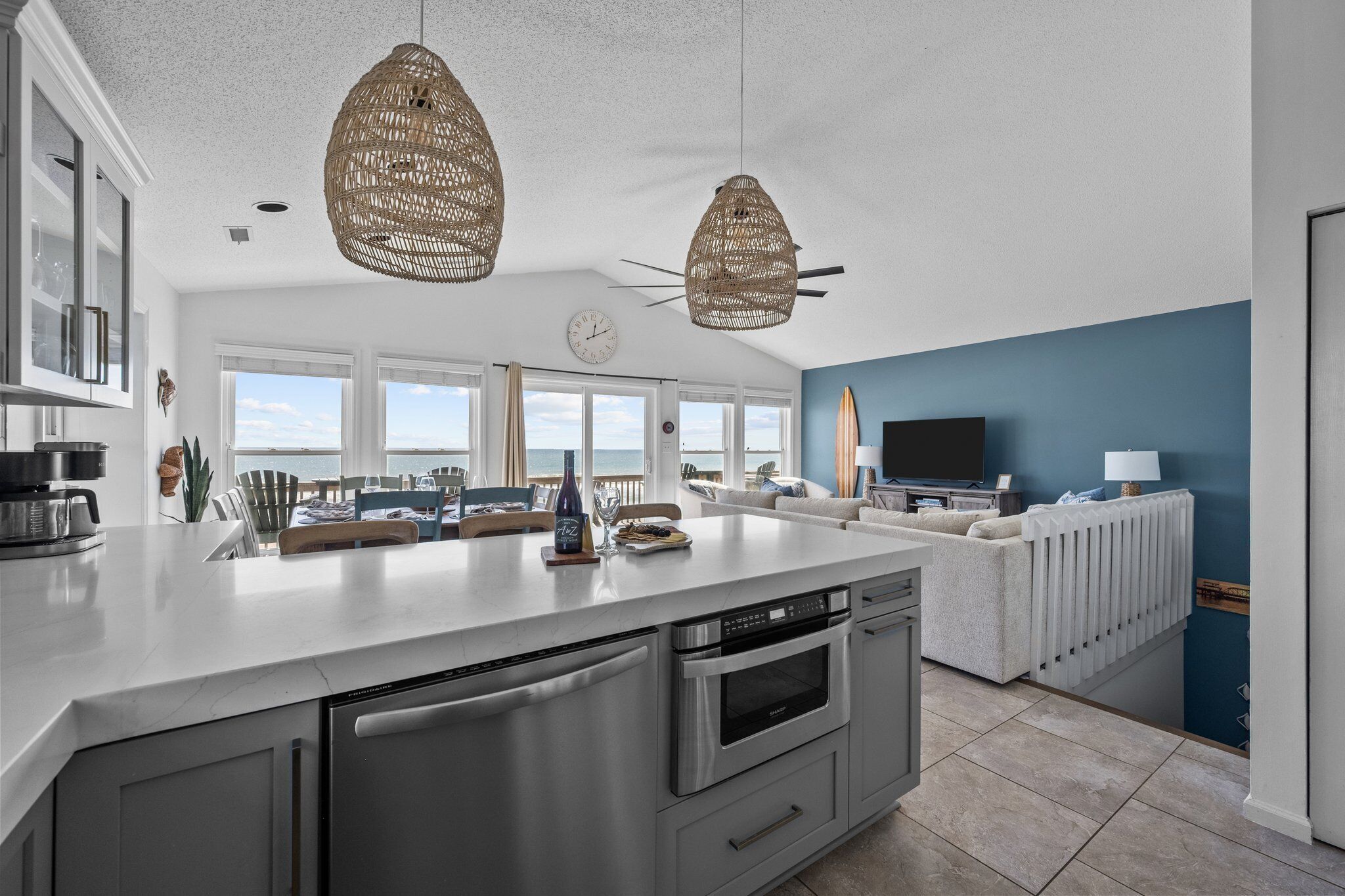 Køleskab, mikrobølgeovn, ovn, kogeplade