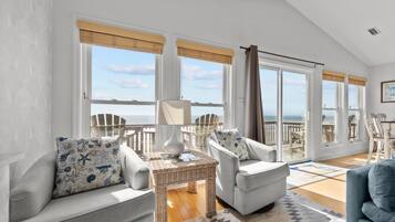 Een smart-tv, boeken en een stereo