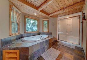 Combined shower/bathtub, towels - Epic Mountain Views | 2 Kings | Sleeps 8 + Dogs! (Murphy)