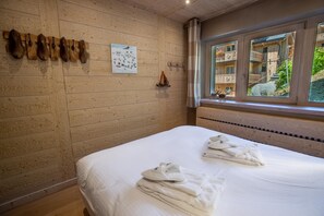 3 bedrooms, bed sheets