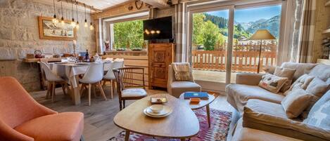 Televisie en een open haard