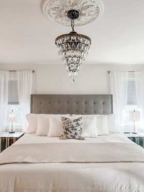 4 habitaciones, escritorio y tabla de planchar con plancha 