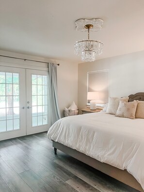 4 soverom, skrivebord, strykejern/-brett og reiseseng for barn