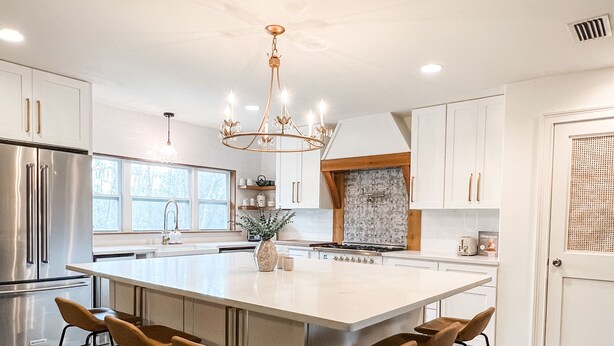 A modern kitchen with a large island, stainless steel appliances, and a chandelier. - 30a Calm Gulf Cottage -1 mile from beach + golf cart (Santa Rosa Beach)