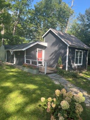 Exterior - Junebug Cottage: peace, love and privacy a short walk to Woodstock village green (Woodstock)