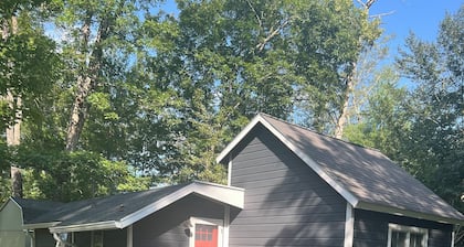 Junebug Cottage: peace, love and privacy a short walk to Woodstock village green