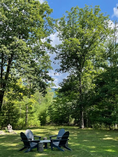 Junebug Cottage: peace, love and privacy a short walk to Woodstock village green