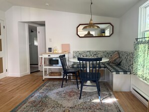Dining - Junebug Cottage: peace, love and privacy a short walk to Woodstock village green (Woodstock)