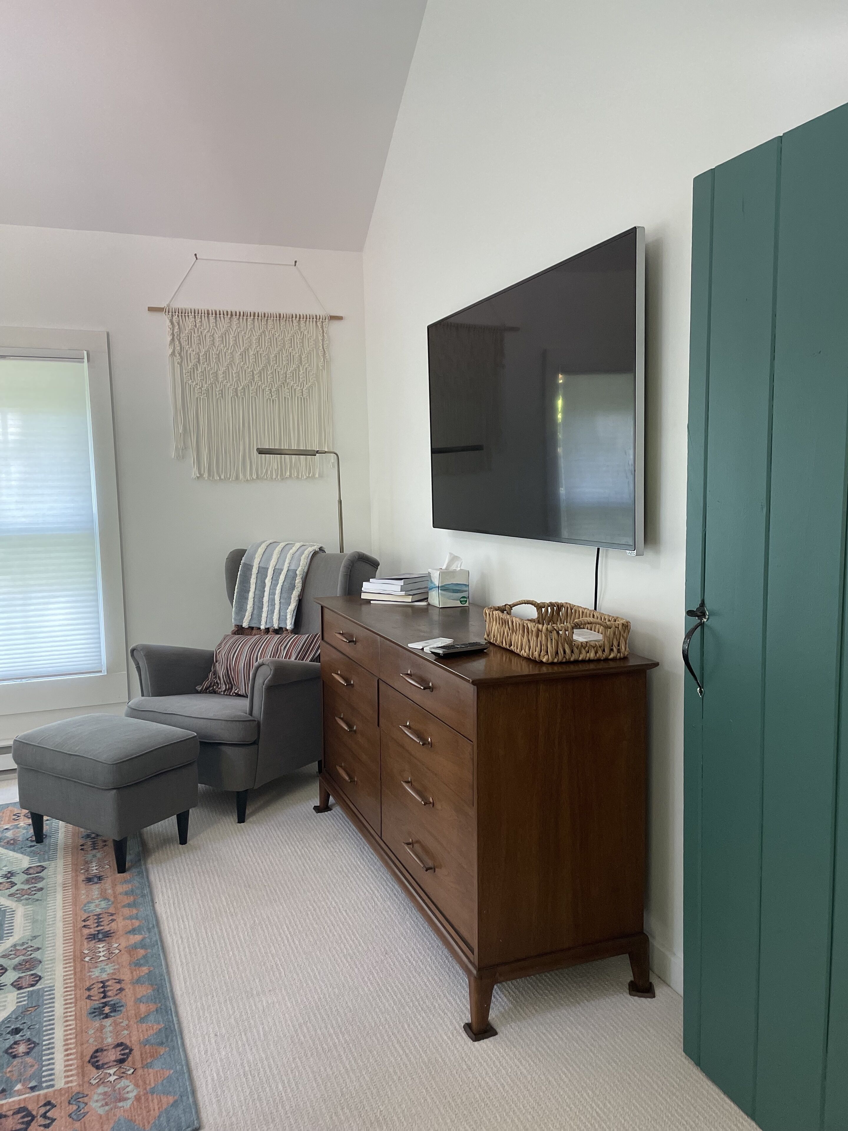 Junebug Cottage: peace, love and privacy a short walk to Woodstock village green