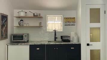 Frigorífico, microondas, cafetera o tetera y hervidor eléctrico