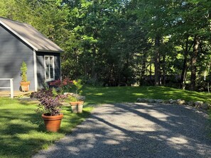 Property grounds - Junebug Cottage: peace, love and privacy a short walk to Woodstock village green (Woodstock)