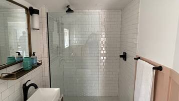 Een douche, handdoeken, zeep, shampoo