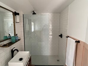 Douche, serviettes fournies, savon, shampoing