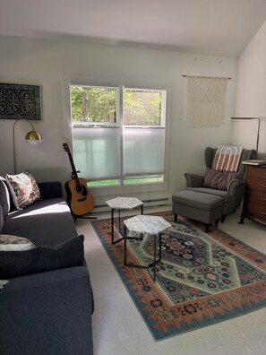 Smart TV, books - Junebug Cottage: peace, love and privacy a short walk to Woodstock village green (Woodstock)