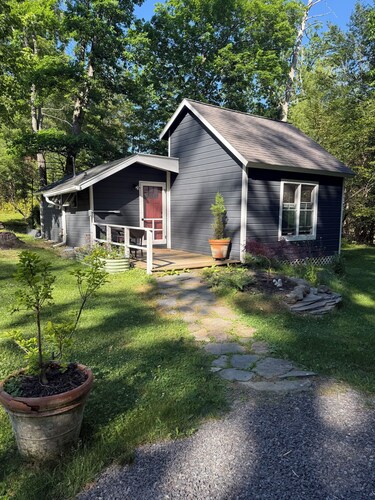 Junebug Cottage: peace, love and privacy a short walk to Woodstock village green