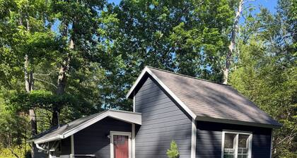 Junebug Cottage: peace, love and privacy a short walk to Woodstock village green