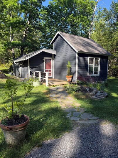 Junebug Cottage: peace, love and privacy a short walk to Woodstock village green