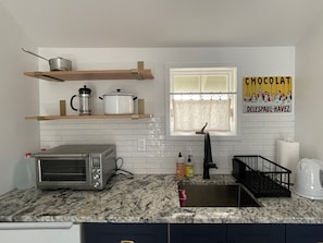 Fridge, microwave, coffee/tea maker, electric kettle - Junebug Cottage: peace, love and privacy a short walk to Woodstock village green (Woodstock)