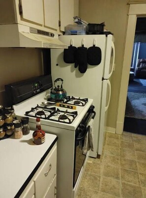 Refrigerador, horno, parrilla de estufa y cafetera y tetera