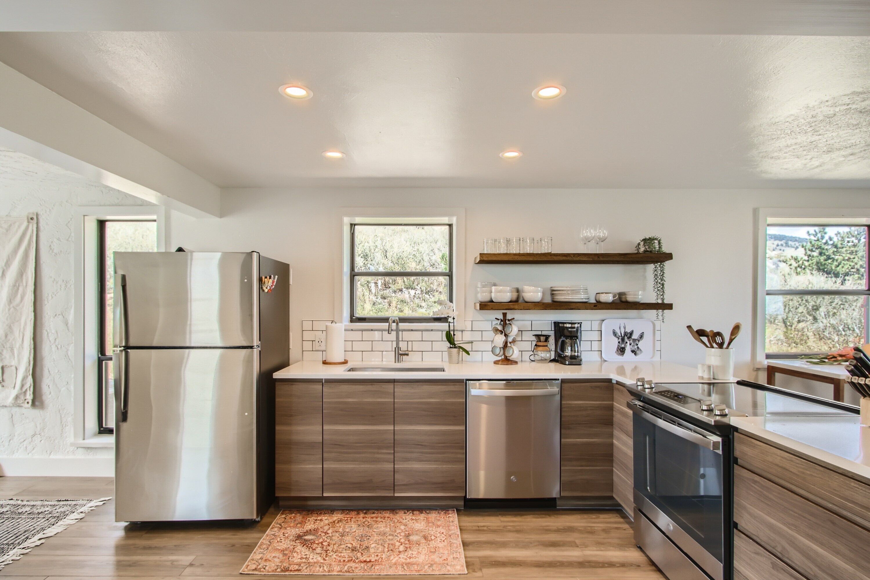 Stylish and inviting home in Golden- Indoor Fireplace, Wi-Fi, and stunning views