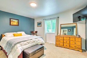 3 bedrooms, desk, iron/ironing board, free internet