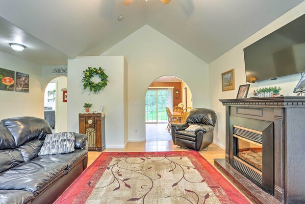 TV, fireplace, DVD player, books