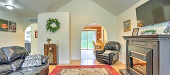Charming Wasilla Retreat: Walk to Lake Lalen!