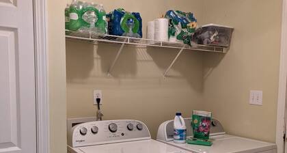 Entire 3 bedroom home 5mi from CLT airport. 10mi from Panthers Stadium.