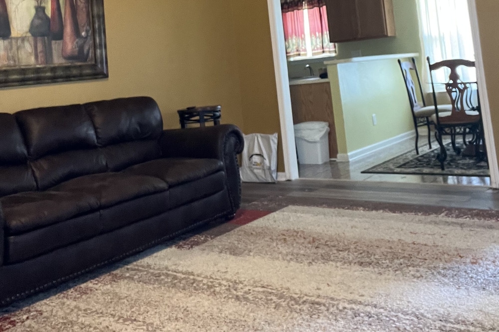 Entire 2 bedroom home 5mi from CLT airport. 10mi from Panthers Stadium.